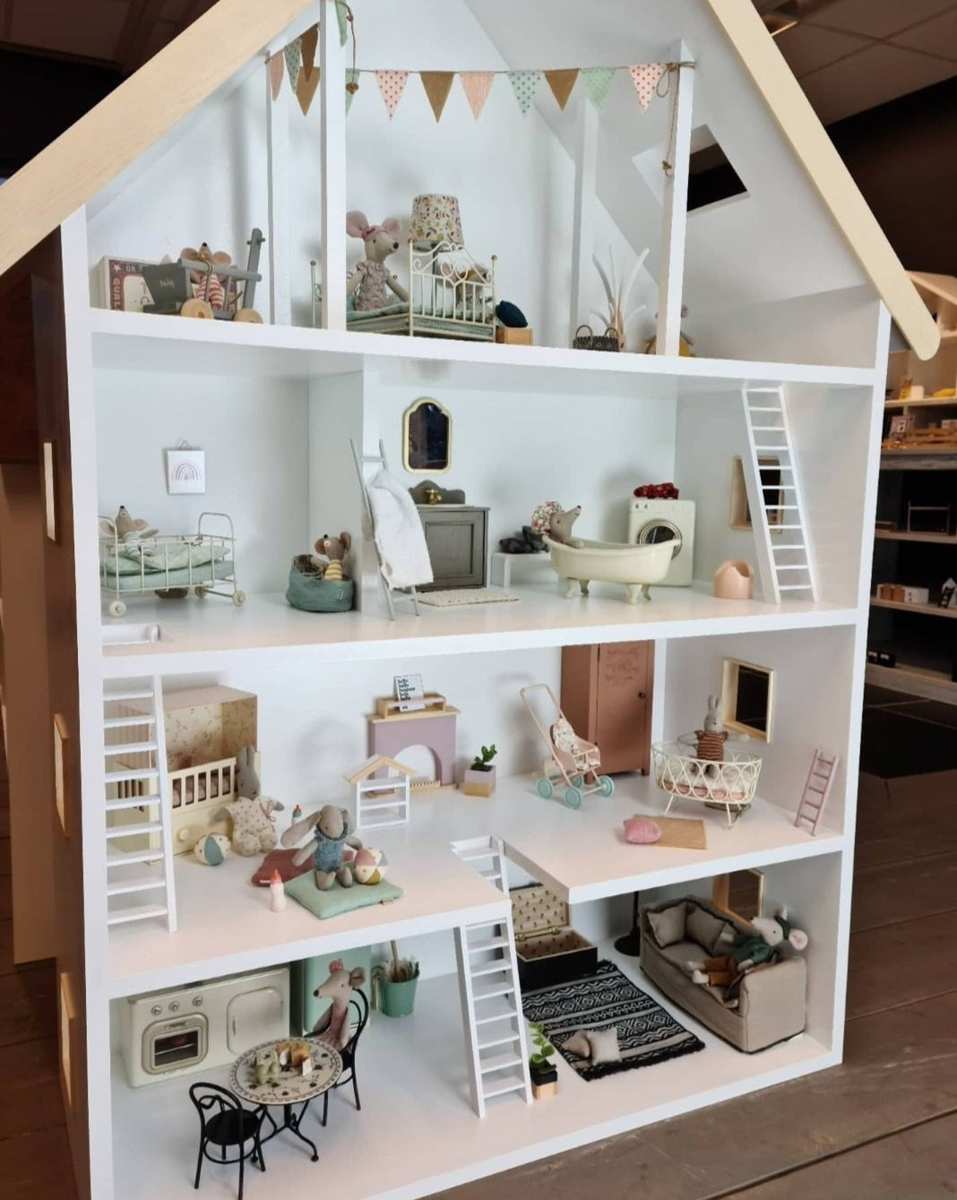 Poppenhuis met 4 verdiepingen 2